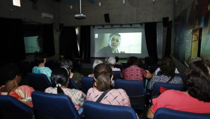 Alunos do CCMI participam de sessão especial de cinema