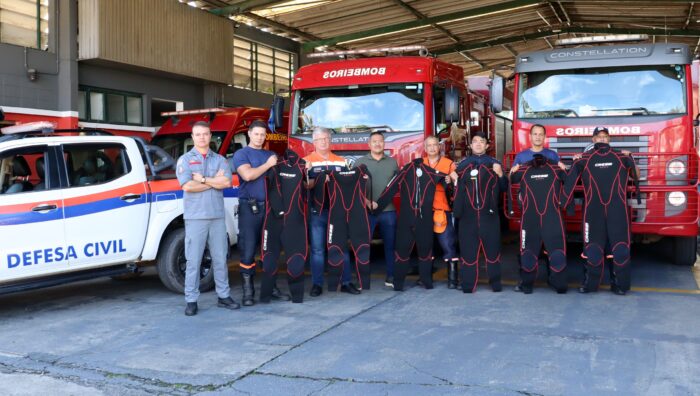 Defesa Civil de Suzano recebe doação de trajes de neoprene do Corpo de Bombeiros