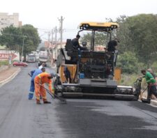 Aplicação de asfalto na Vila Figueira avança com obras na rua Shoichi Masuda