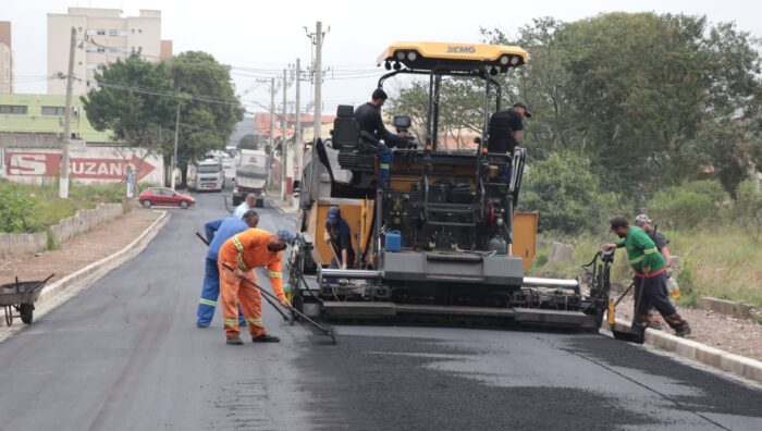 Aplicação de asfalto na Vila Figueira avança com obras na rua Shoichi Masuda