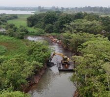 Suzano começa a receber serviços de desassoreamento no rio Guaió