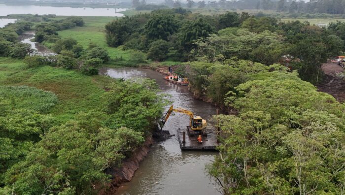 Suzano começa a receber serviços de desassoreamento no rio Guaió