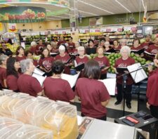 Coral do CCMI encanta com apresentação de Dia dos Namorados em supermercado
