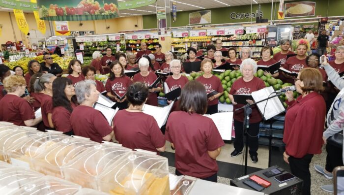 Coral do CCMI encanta com apresentação de Dia dos Namorados em supermercado