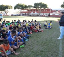 Prefeitura inicia distribuição de uniformes a mais de 2 mil alunos de escolinhas de futebol