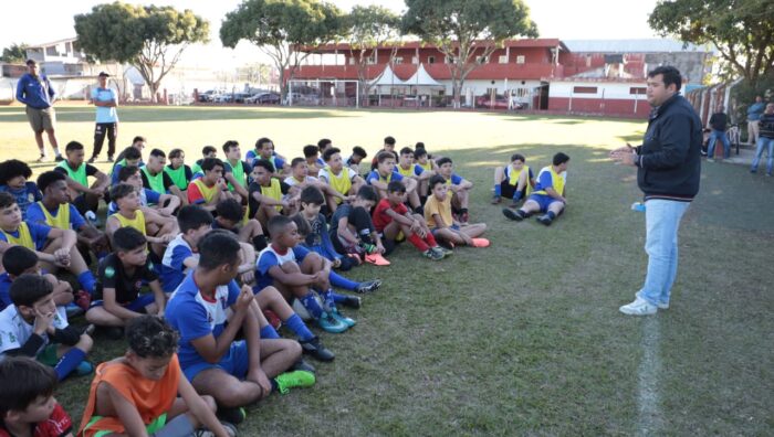 Prefeitura inicia distribuição de uniformes a mais de 2 mil alunos de escolinhas de futebol