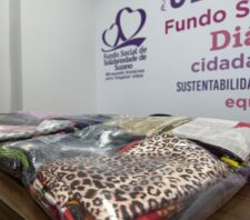 Fundo Social entrega toucas e lenços à Rede Feminina de Combate ao Câncer