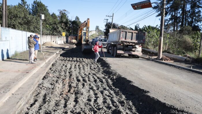 Serviços na rua Guilherme Garijo avançam com troca de solo e reforma de guias e sarjetas