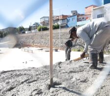 Revitalização de praça avança com concretagem de pista de skate e sistema de drenagem