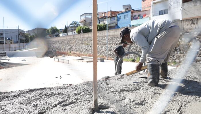 Revitalização de praça avança com concretagem de pista de skate e sistema de drenagem
