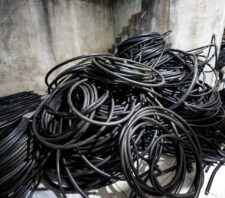GCM apreende 1,4 tonelada de fios furtados e prende dois por receptação