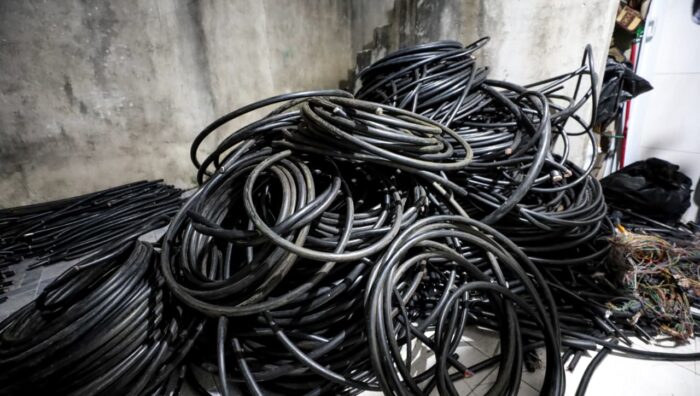 GCM apreende 1,4 tonelada de fios furtados e prende dois por receptação