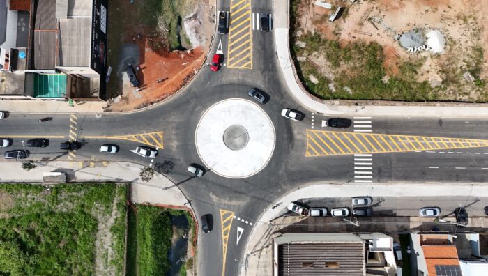 Avenida Senador Roberto Simonsen ganha rotatória e novo semáforo