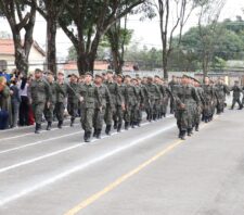 Prefeito prestigia entrega da boina a cem atiradores do Tiro de Guerra de Suzano