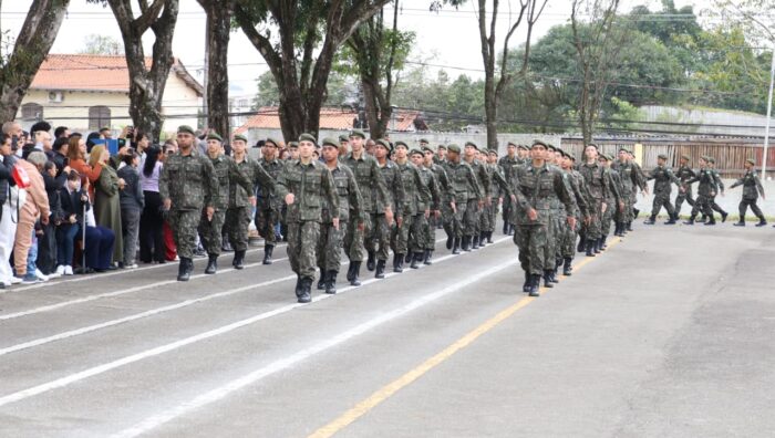 Prefeito prestigia entrega da boina a cem atiradores do Tiro de Guerra de Suzano