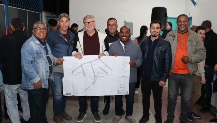 Prefeito anuncia obras que garantirão pavimentação no Jardim Amazonas e na Vila Real Santista