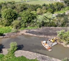 Serviços de desassoreamento são concluídos no rio Guaió e serão iniciados no rio Taiaçupeba