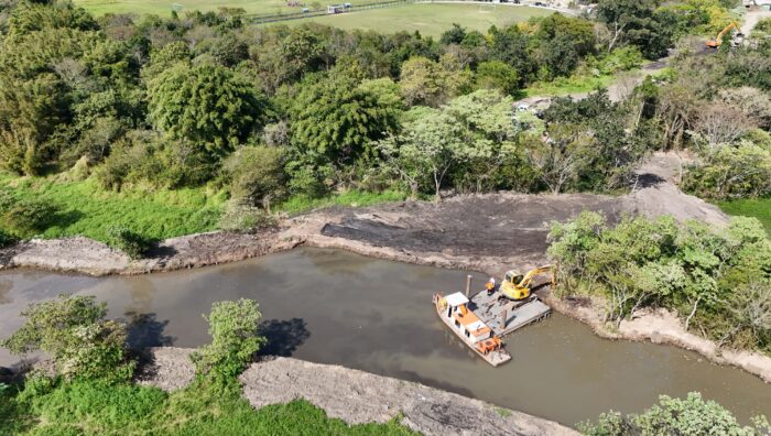 Serviços de desassoreamento são concluídos no rio Guaió e serão iniciados no rio Taiaçupeba
