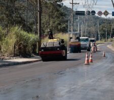 Obras na rua Guilherme Garijo avançam com aplicação de asfalto em cerca de um quilômetro