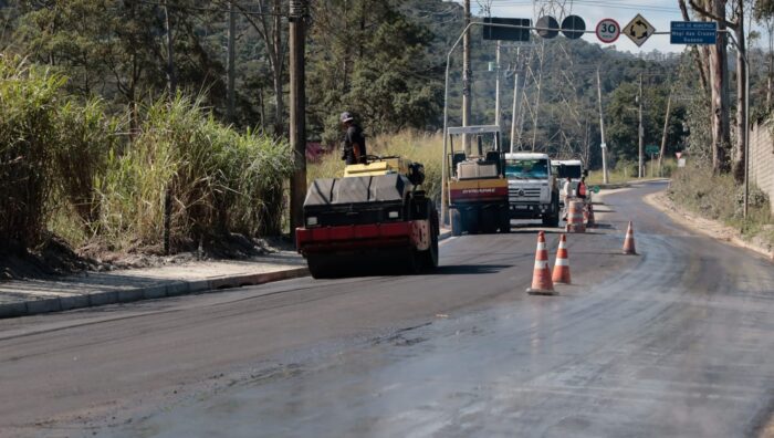 Obras na rua Guilherme Garijo avançam com aplicação de asfalto em cerca de um quilômetro
