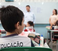 Prefeito recebe alunos da rede municipal em dia de volta às aulas