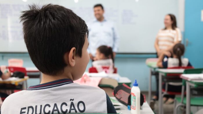 Prefeito recebe alunos da rede municipal em dia de volta às aulas